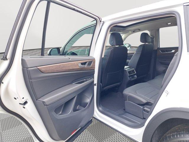 Photo of 2025 Opal White Pearl Effect Volkswagen Atlas