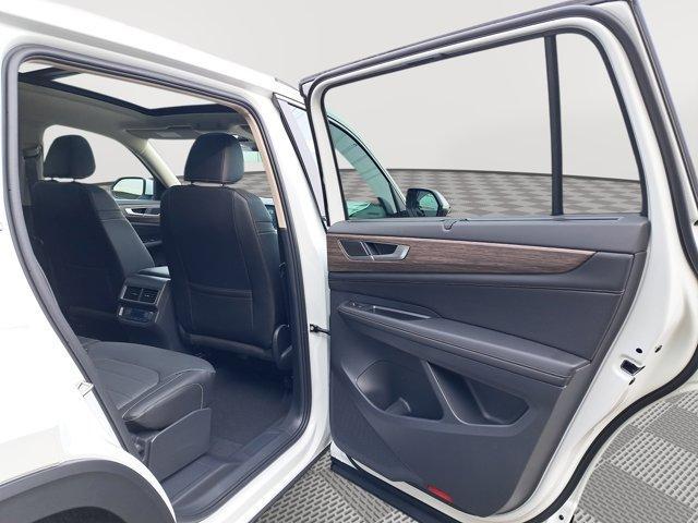 Photo of 2025 Opal White Pearl Effect Volkswagen Atlas