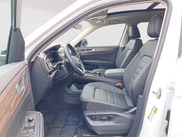 Photo of 2025 Opal White Pearl Effect Volkswagen Atlas