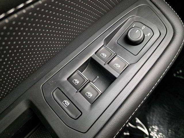 Photo of 2025 Opal White Pearl Effect Volkswagen Atlas