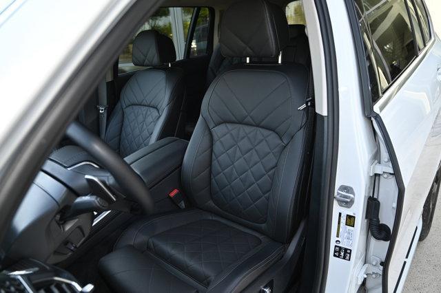 Photo of 2025 Mineral White Metallic BMW X7
