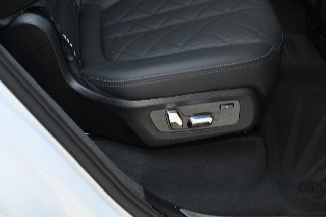 Photo of 2025 Mineral White Metallic BMW X7