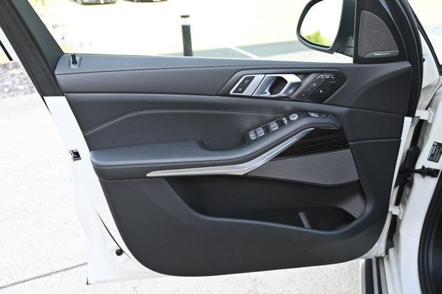 Photo of 2025 Mineral White Metallic BMW X7