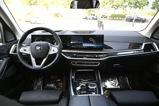 Photo of 2025 Mineral White Metallic BMW X7