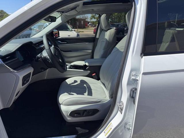 Photo of 2023 Bright White Clearcoat Jeep Grand Cherokee L