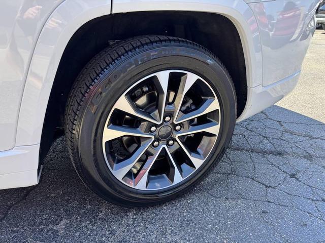 Photo of 2023 Bright White Clearcoat Jeep Grand Cherokee L