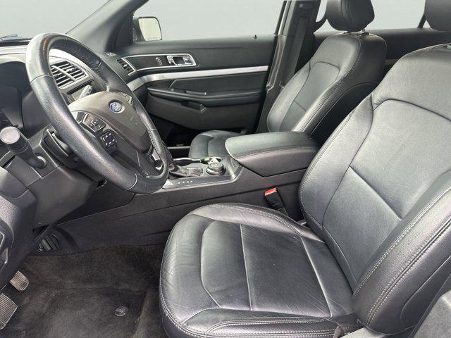 Photo of 2017 White Platinum Metallic Tri-Coat Ford Explorer