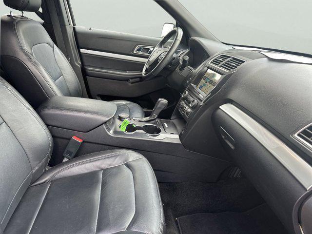 Photo of 2017 White Platinum Metallic Tri-Coat Ford Explorer