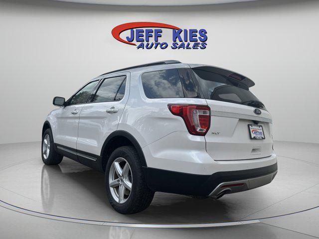 Photo of 2017 White Platinum Metallic Tri-Coat Ford Explorer