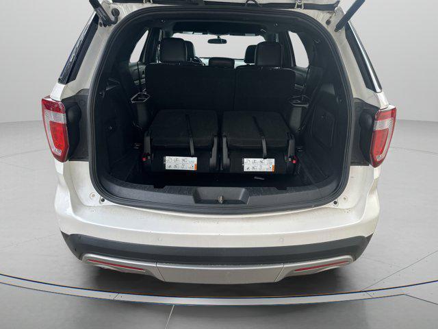 Photo of 2017 White Platinum Metallic Tri-Coat Ford Explorer