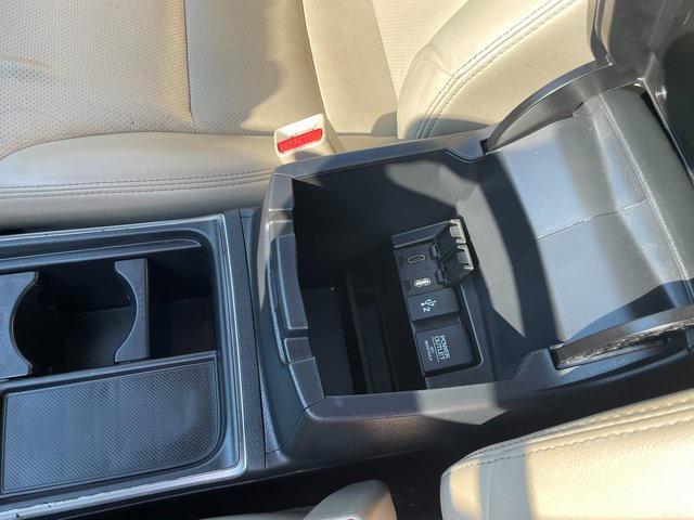 Photo of 2016 White Diamond Pearl Honda CR-V