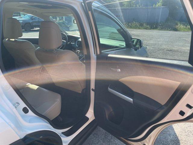 Photo of 2016 White Diamond Pearl Honda CR-V