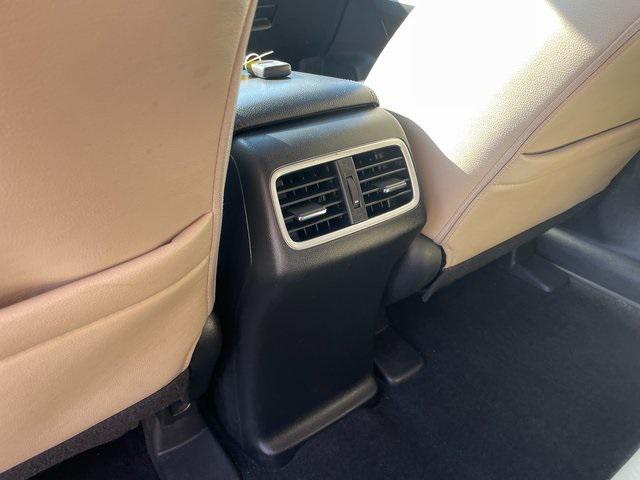 Photo of 2016 White Diamond Pearl Honda CR-V