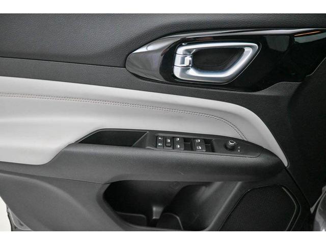Photo of 2022 Granite Crystal Metallic Clearcoat Jeep Compass