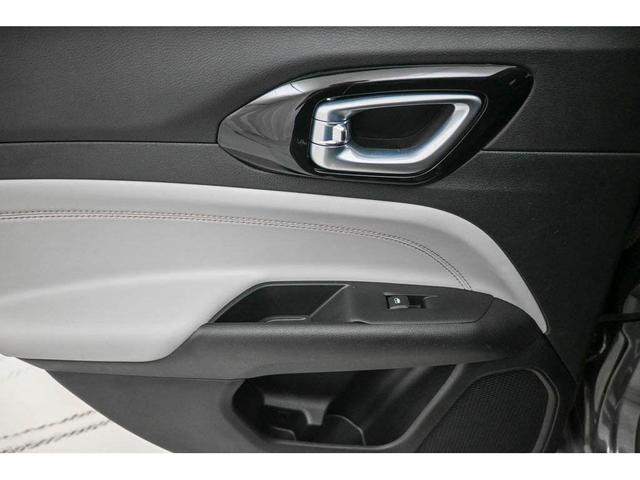 Photo of 2022 Granite Crystal Metallic Clearcoat Jeep Compass