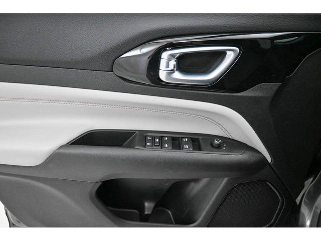 Photo of 2022 Granite Crystal Metallic Clearcoat Jeep Compass