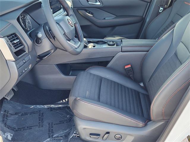 Photo of 2026 Everest White Pearl Tricoat Nissan Rogue