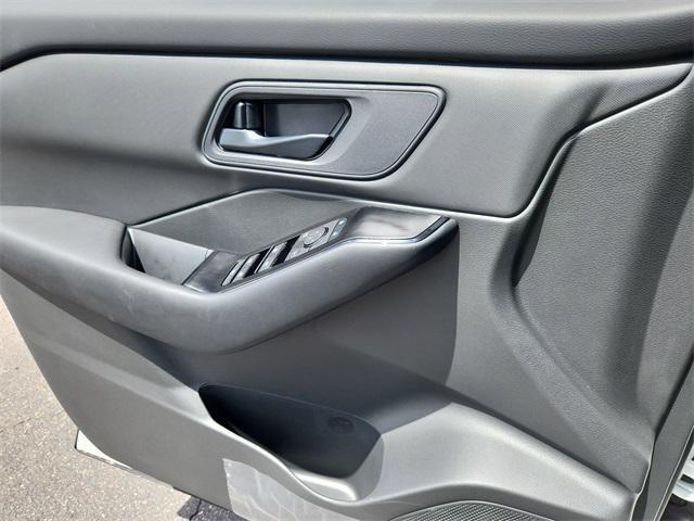 Photo of 2025 Glacier White Nissan Rogue