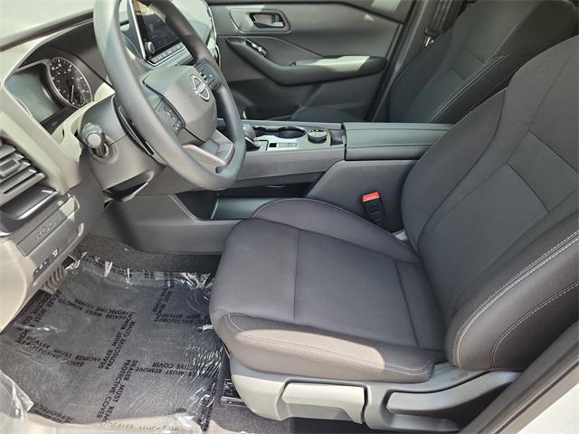 Photo of 2025 Glacier White Nissan Rogue