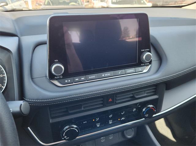 Photo of 2025 Glacier White Nissan Rogue