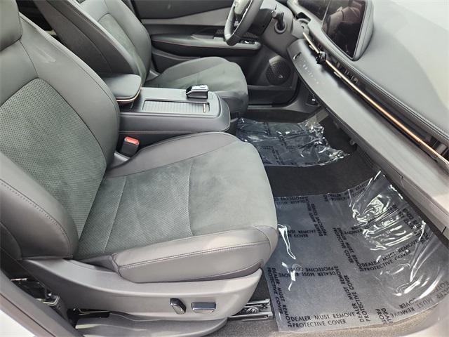 Photo of 2025 Everest White Pearl Tricoat/Black Diamond Pearl Nissan ARIYA