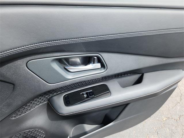 Photo of 2025 Everest White Pearl Tricoat/Black Diamond Pearl Nissan ARIYA