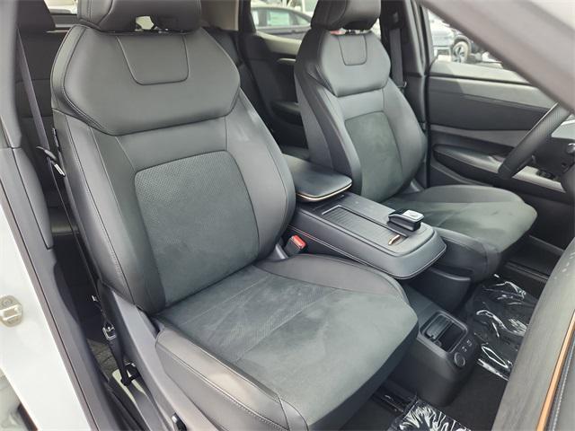 Photo of 2025 Everest White Pearl Tricoat/Black Diamond Pearl Nissan ARIYA
