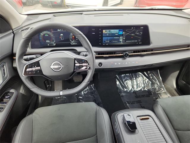 Photo of 2025 Everest White Pearl Tricoat/Black Diamond Pearl Nissan ARIYA
