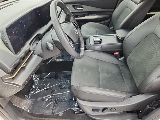 Photo of 2025 Everest White Pearl Tricoat/Black Diamond Pearl Nissan ARIYA