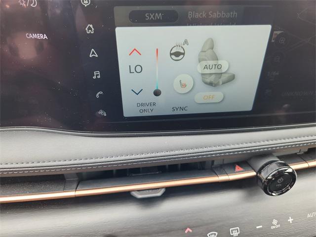 Photo of 2025 Everest White Pearl Tricoat/Black Diamond Pearl Nissan ARIYA