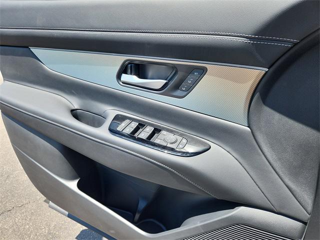 Photo of 2025 Everest White Pearl Tricoat/Super Black Nissan Murano