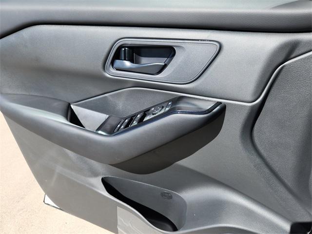 Photo of 2026 Glacier White Nissan Rogue