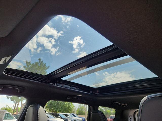 Photo of 2025 Alpine Metallic/Super Black Nissan Armada