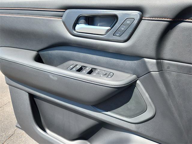 Photo of 2025 Alpine Metallic/Super Black Nissan Armada
