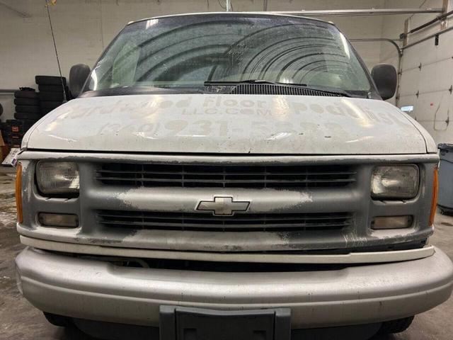Photo of 2000 Summit White Chevrolet Express 3500