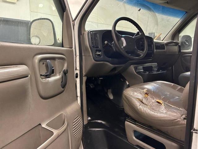 Photo of 2000 Summit White Chevrolet Express 3500