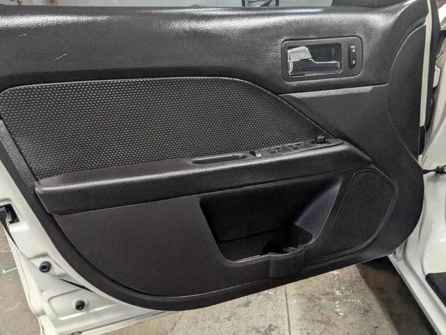 Photo of 2008 White Ford Fusion