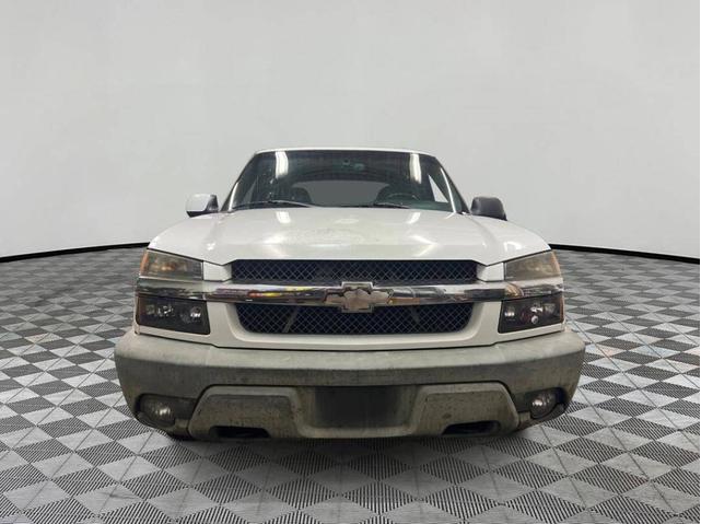 Photo of 2002 Summit White Chevrolet Avalanche