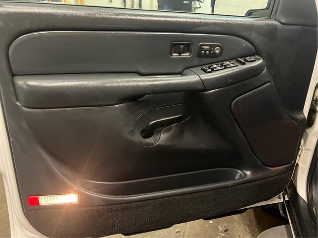 Photo of 2002 Summit White Chevrolet Avalanche