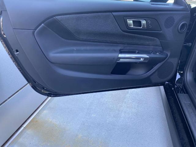 Photo of 2025 Black Ford Mustang