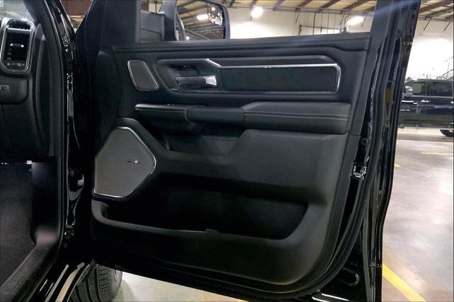 Photo of 2026 Diamond Black Crystal Pearlcoat RAM 1500
