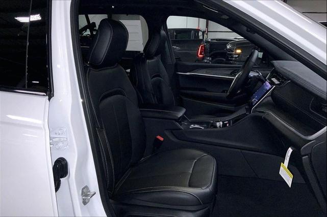 Photo of 2025 Bright White Clearcoat Jeep Grand Cherokee