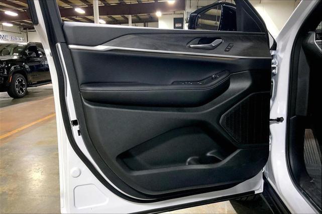 Photo of 2025 Bright White Clearcoat Jeep Grand Cherokee