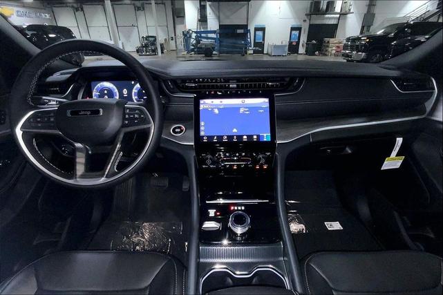 Photo of 2025 Bright White Clearcoat Jeep Grand Cherokee
