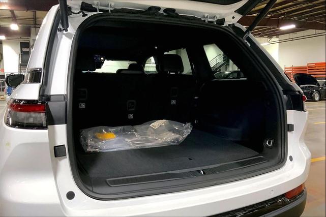 Photo of 2025 Bright White Clearcoat Jeep Grand Cherokee