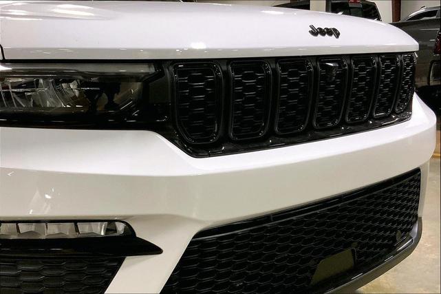 Photo of 2025 Bright White Clearcoat Jeep Grand Cherokee