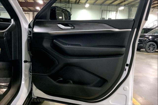 Photo of 2025 Bright White Clearcoat Jeep Grand Cherokee