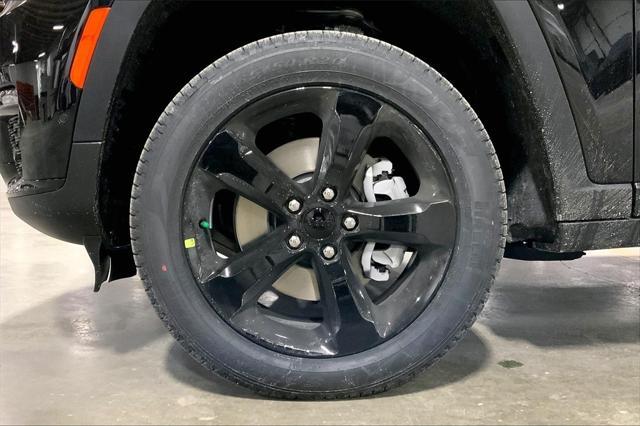 Photo of 2025 DIAMOND BLACK CRYSTAL P/C Jeep Grand Cherokee L