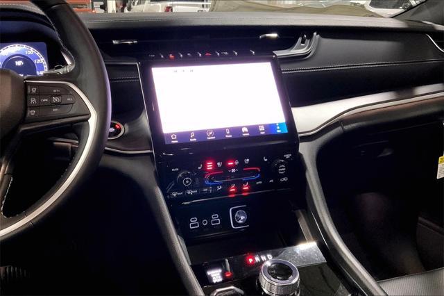 Photo of 2025 DIAMOND BLACK CRYSTAL P/C Jeep Grand Cherokee L