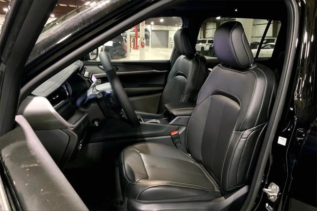 Photo of 2025 DIAMOND BLACK CRYSTAL P/C Jeep Grand Cherokee L